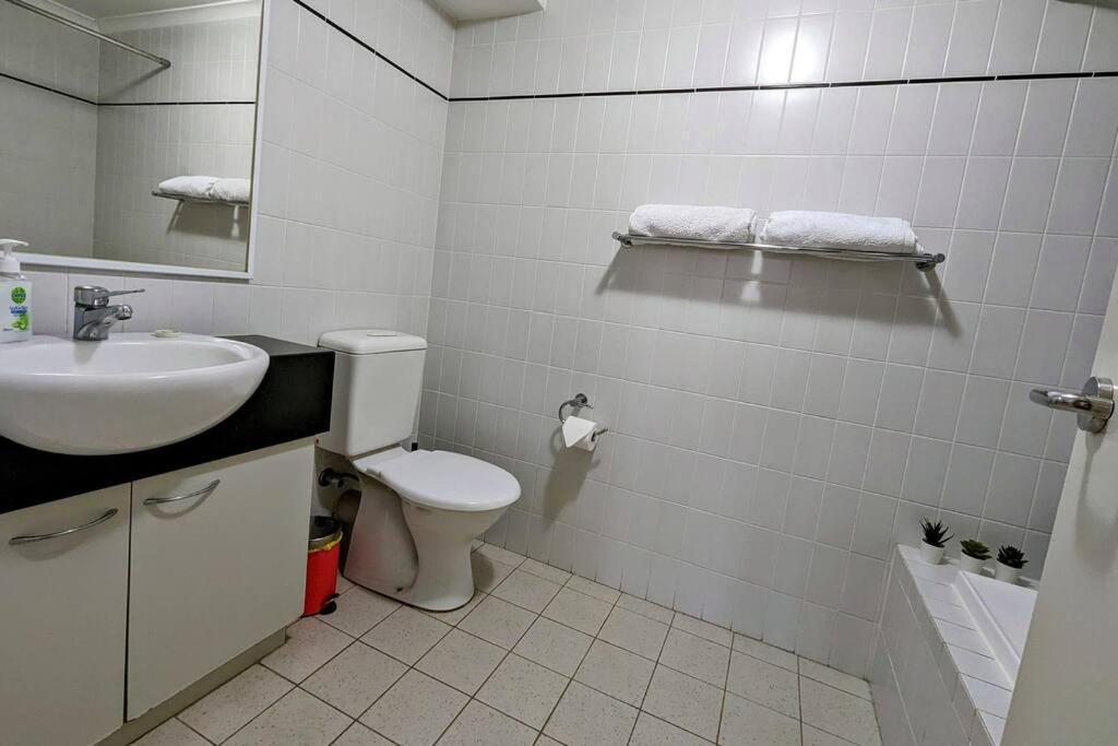 פרת'' City & Lakeside With Free Parking, Pool And 10 Mins Walk Into The City מראה חיצוני תמונה