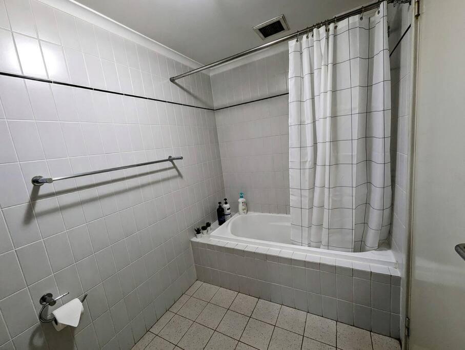 פרת'' City & Lakeside With Free Parking, Pool And 10 Mins Walk Into The City מראה חיצוני תמונה