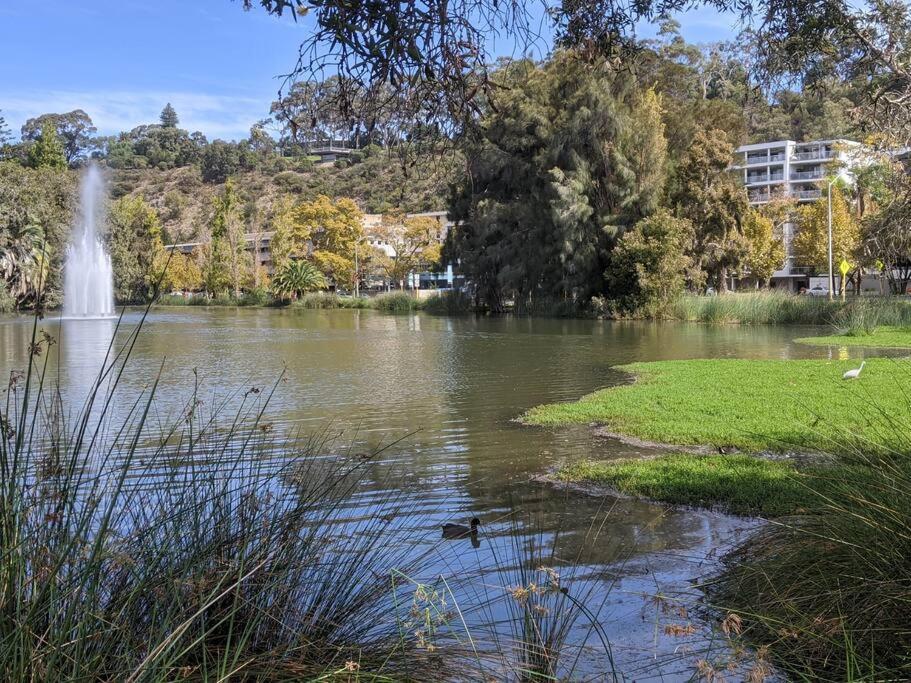 פרת'' City & Lakeside With Free Parking, Pool And 10 Mins Walk Into The City מראה חיצוני תמונה